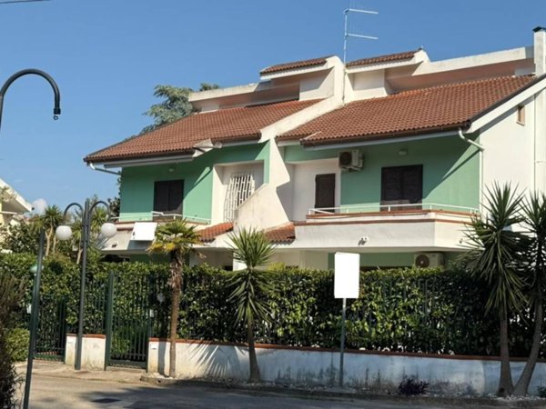 casa indipendente in vendita a Capaccio Paestum in zona Laura