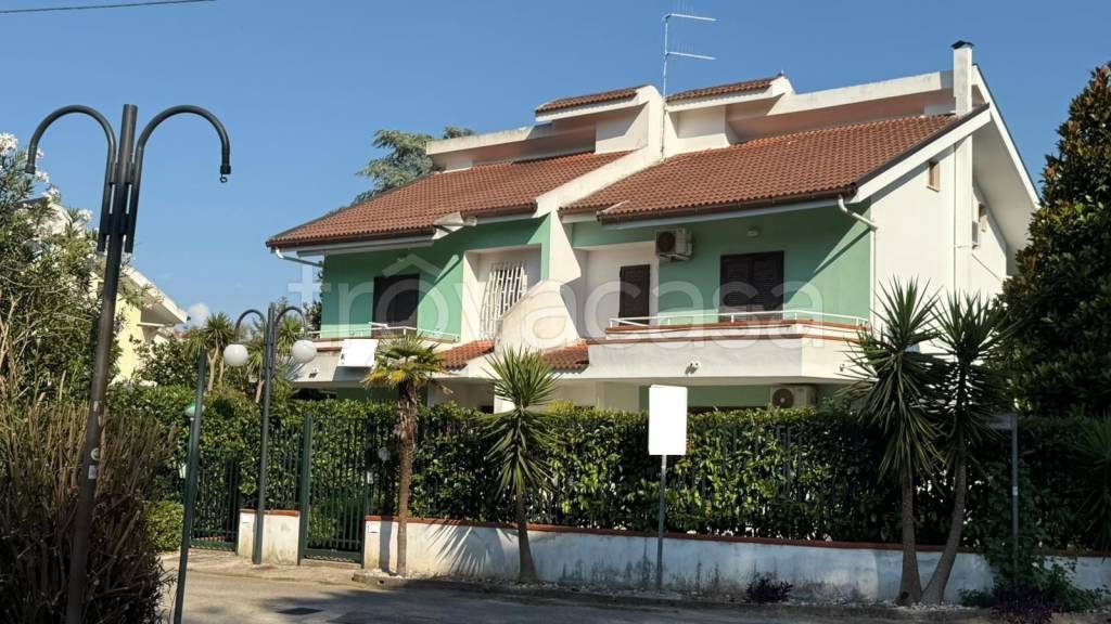 casa indipendente in vendita a Capaccio Paestum in zona Laura