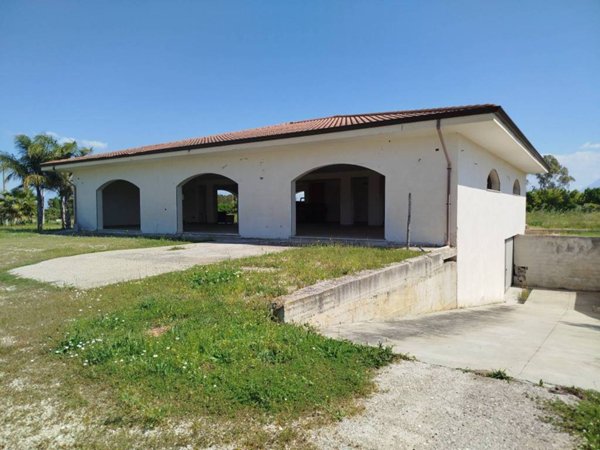 locale commerciale in vendita a Capaccio Paestum in zona Gromola/Foce Sele