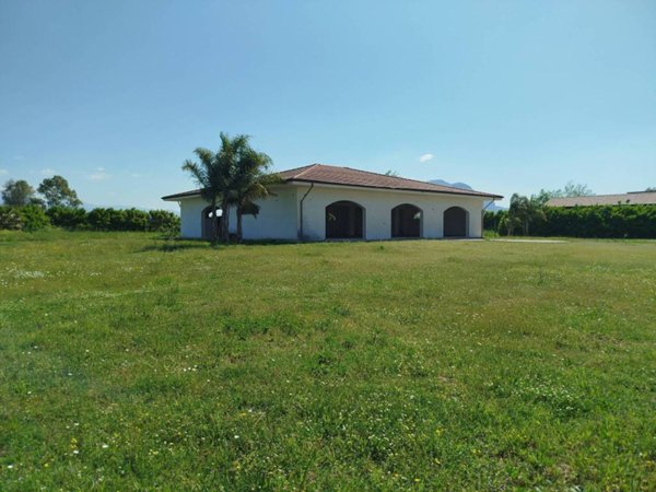 locale commerciale in vendita a Capaccio Paestum in zona Gromola/Foce Sele