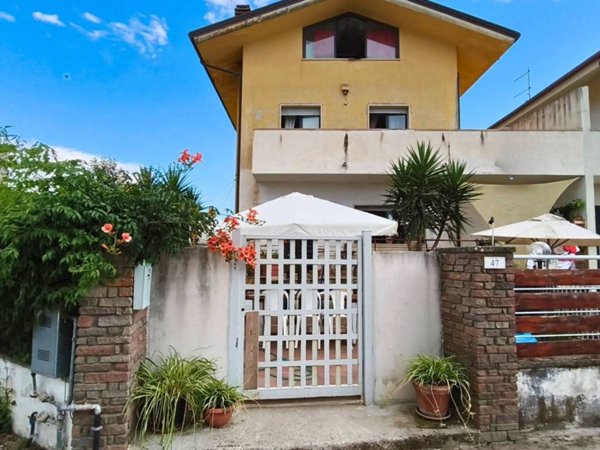 casa indipendente in vendita a Capaccio Paestum in zona Laura