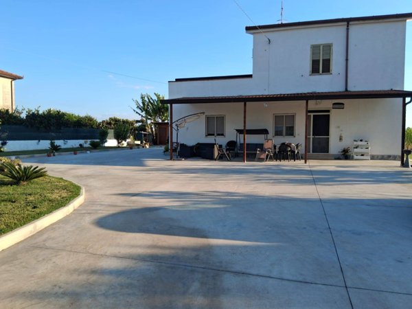 casa indipendente in vendita a Capaccio Paestum in zona Gromola/Foce Sele