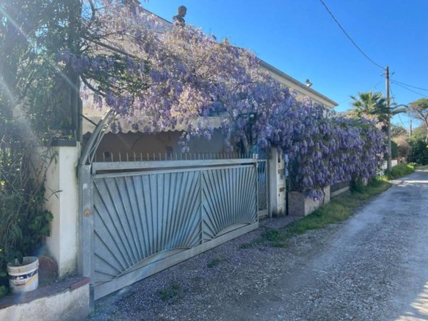 casa indipendente in vendita a Capaccio Paestum in zona Laura