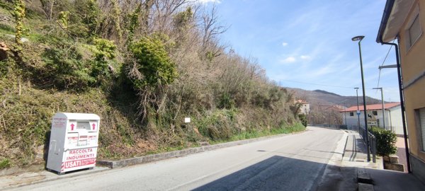 locale commerciale in vendita a Casalbuono