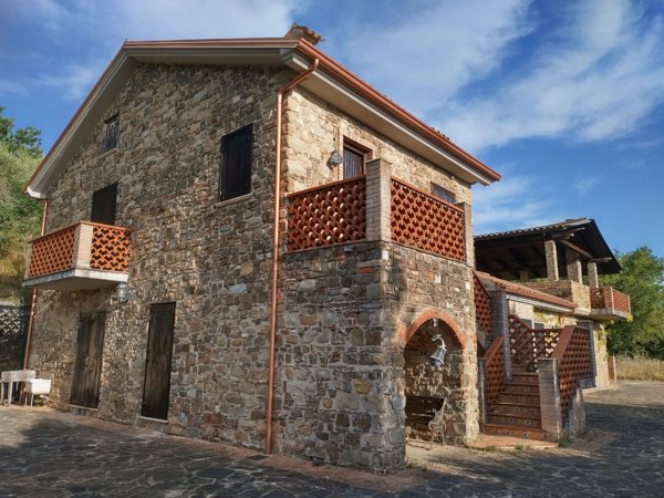 casa indipendente in vendita a Casal Velino