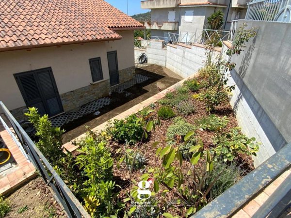 casa indipendente in vendita a Casal Velino