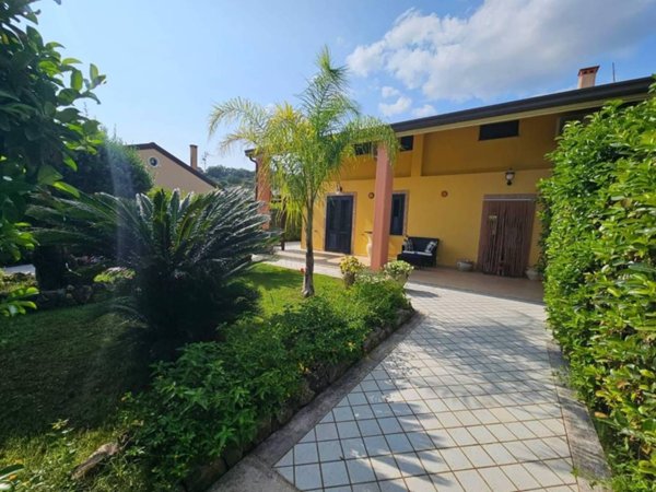 casa indipendente in vendita a Casal Velino