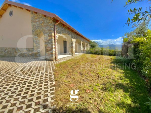 casa indipendente in vendita a Casal Velino