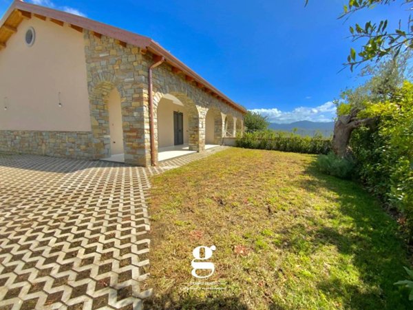 casa indipendente in vendita a Casal Velino