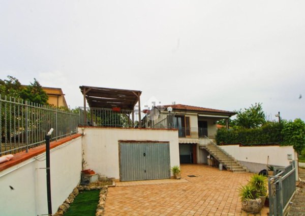 casa indipendente in vendita a Casal Velino