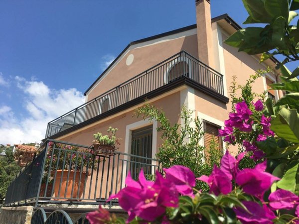 casa indipendente in vendita a Casal Velino