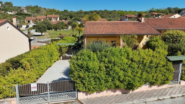 casa indipendente in vendita a Casal Velino