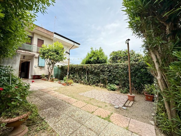 casa indipendente in vendita a Casal Velino