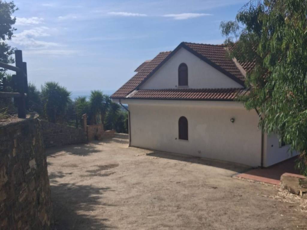 casa indipendente in vendita a Casal Velino