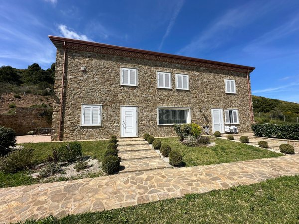 casa indipendente in vendita a Castellabate in zona Ogliastro Marina