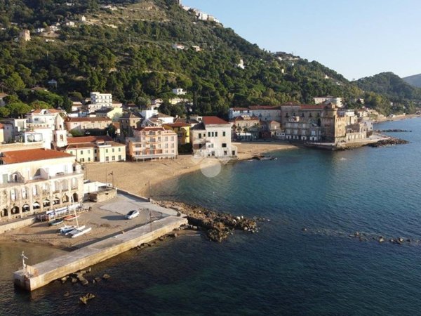 negozio in vendita a Castellabate in zona Santa Maria