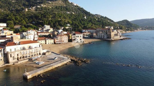 negozio in vendita a Castellabate in zona Santa Maria