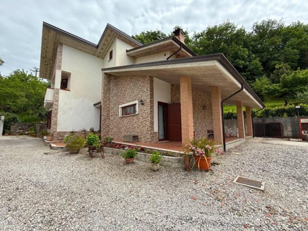 casa indipendente in vendita a Castelnuovo Cilento