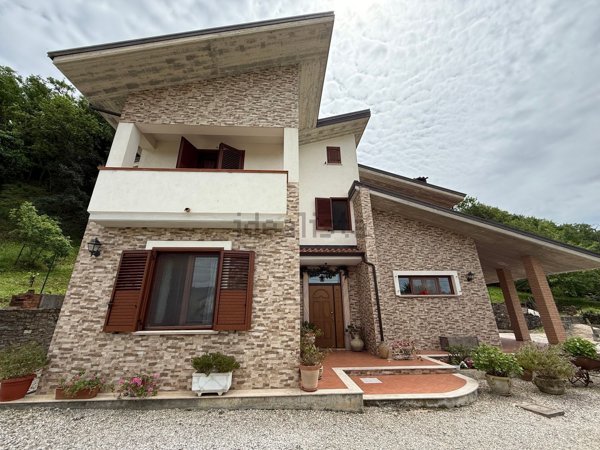 casa indipendente in vendita a Castelnuovo Cilento