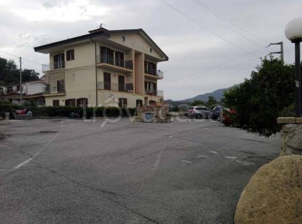 locale commerciale in vendita a Castelnuovo Cilento