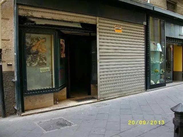 locale commerciale a Cava de' Tirreni in zona Centro Storico / Scacciaventi