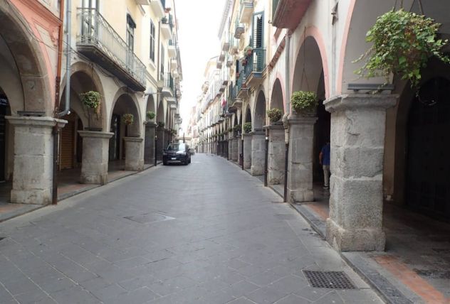 locale commerciale a Cava de' Tirreni in zona Centro Storico / Scacciaventi