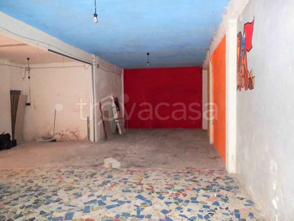 locale commerciale a Cava de' Tirreni in zona Centro Storico / Scacciaventi