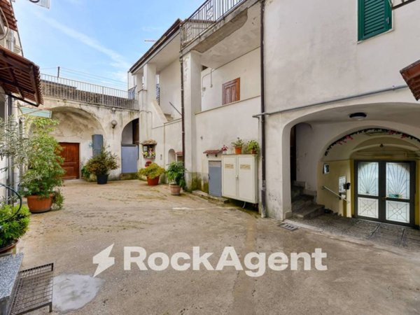 casa indipendente a Cava de' Tirreni in zona Centro Storico / Scacciaventi
