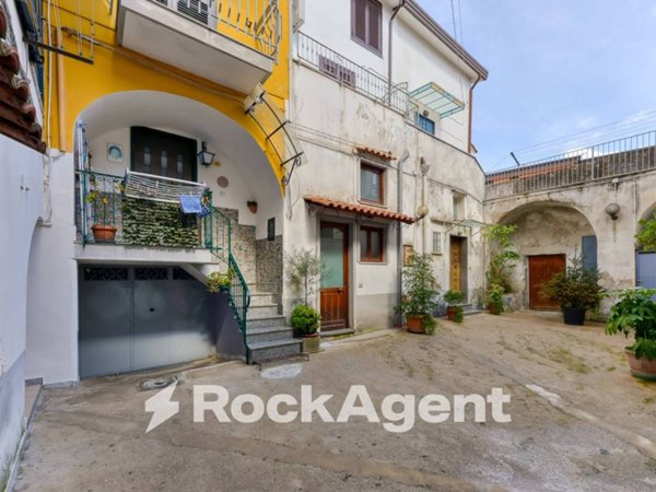 casa indipendente a Cava de' Tirreni in zona Centro Storico / Scacciaventi