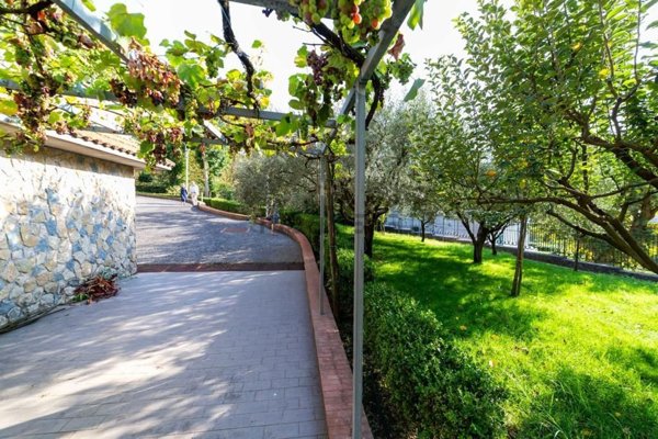 casa indipendente in vendita a Cava de' Tirreni in zona Rotolo