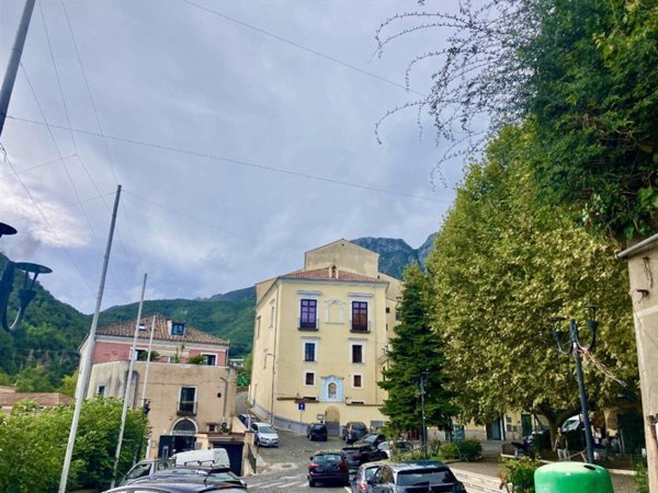 locale commerciale in vendita a Cava de' Tirreni in zona Sant'Arcangelo