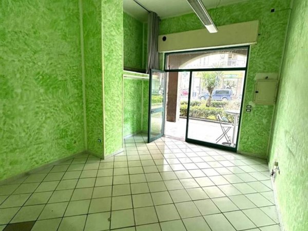 negozio in vendita a Cava de' Tirreni in zona Centro Storico / Scacciaventi