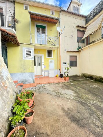 casa indipendente in vendita a Cava de' Tirreni in zona Li Curti
