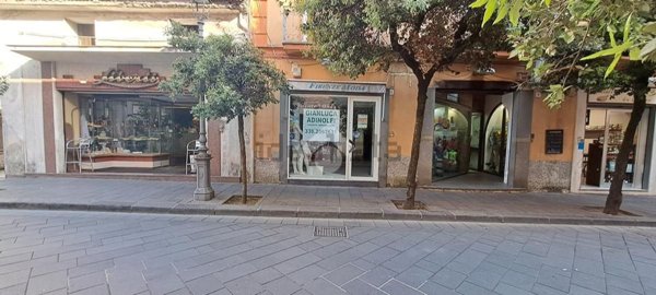 locale commerciale a Cava de' Tirreni in zona Centro Storico / Scacciaventi