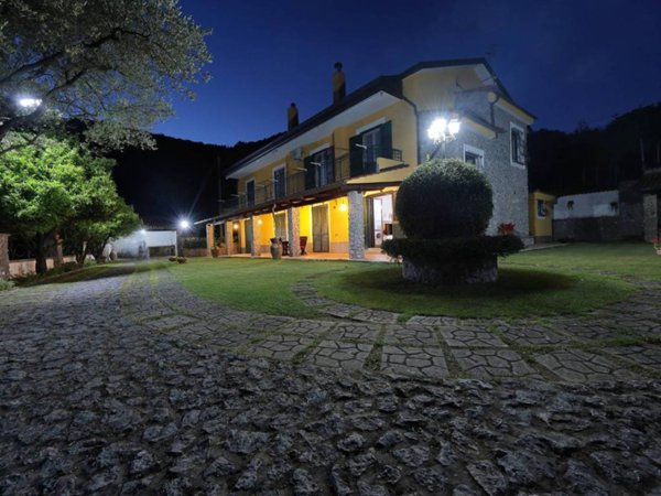 casa indipendente in vendita a Cava de' Tirreni