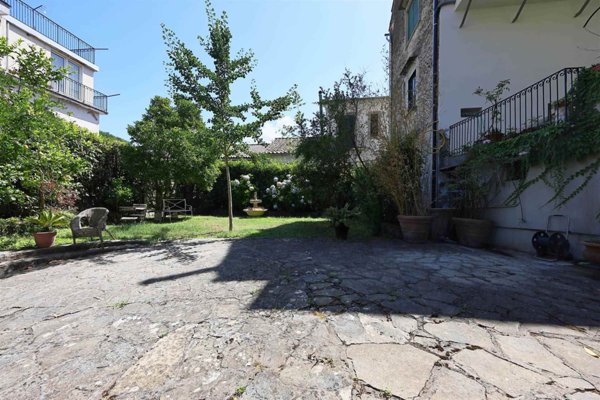 casa indipendente a Cava de' Tirreni in zona Castagneto / Corpo di Cava