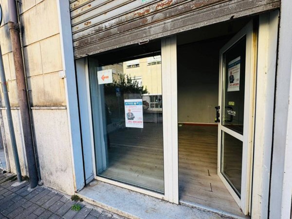 negozio in vendita a Cava de' Tirreni in zona Centro Storico / Scacciaventi