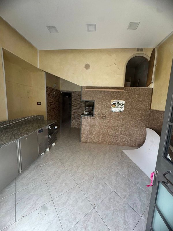 locale commerciale in vendita a Cava de' Tirreni