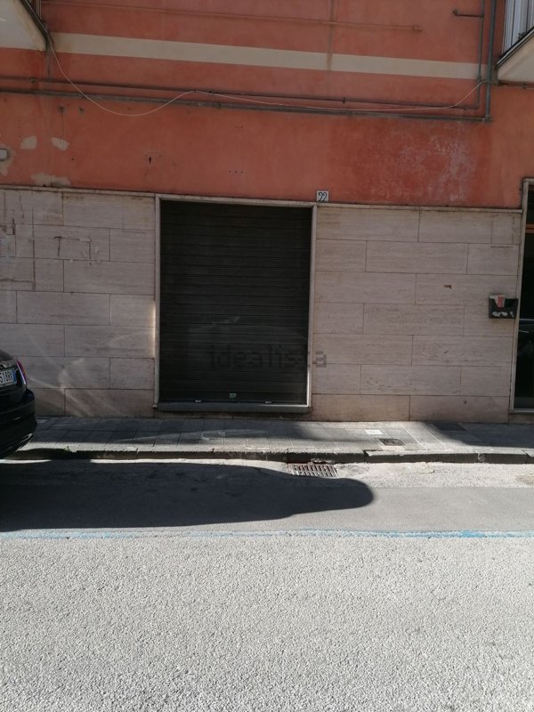 locale commerciale a Cava de' Tirreni in zona Centro Storico / Scacciaventi