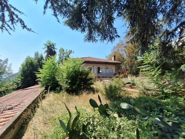 casa indipendente a Cava de' Tirreni in zona Castagneto / Corpo di Cava