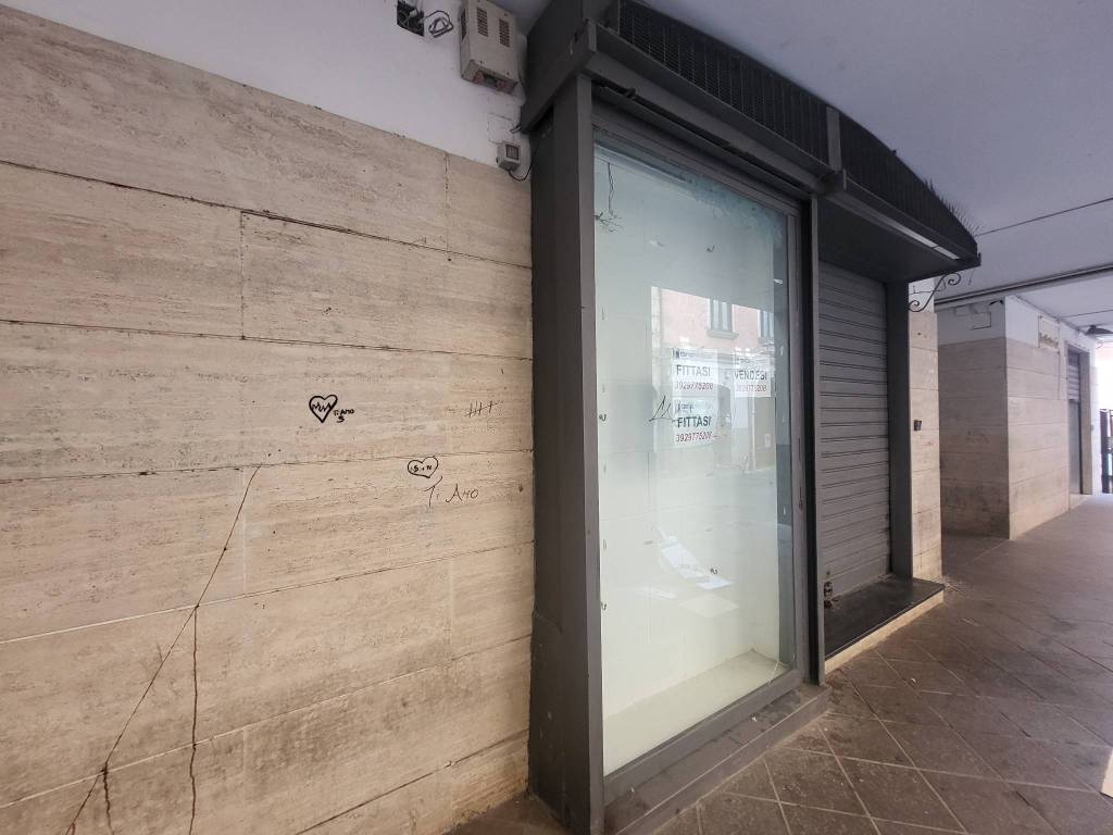 negozio in vendita a Cava de' Tirreni in zona Centro Storico / Scacciaventi