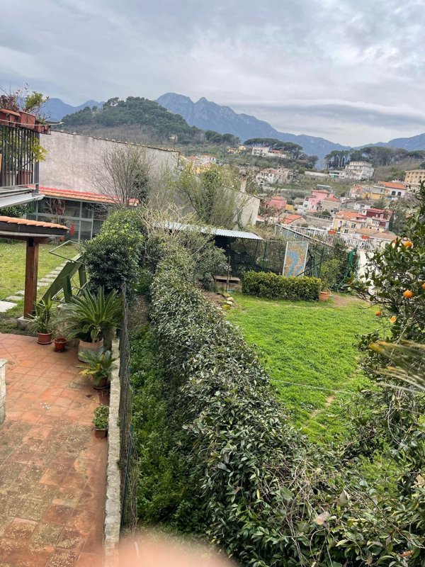 locale di sgombero in vendita a Cava de' Tirreni