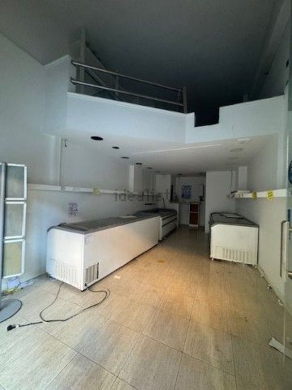 locale commerciale a Cava de' Tirreni in zona Centro Storico / Scacciaventi