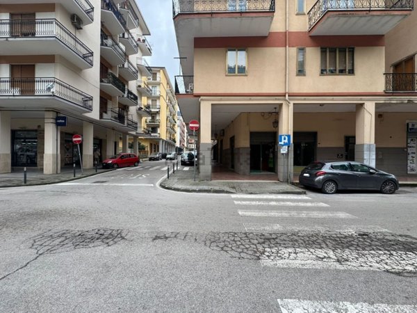 locale commerciale in vendita a Cava de' Tirreni