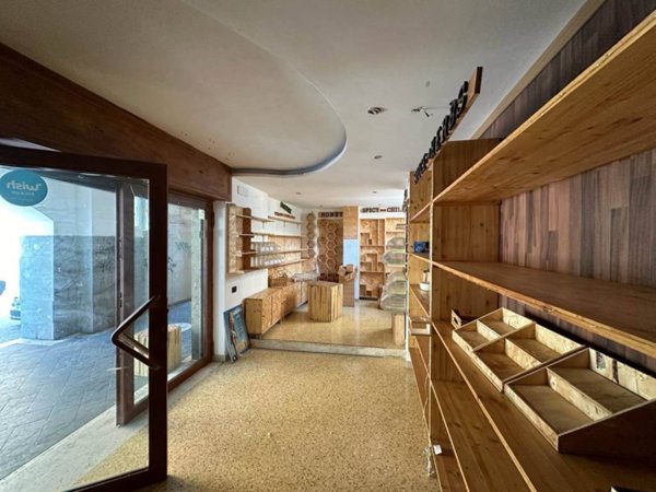 negozio in vendita a Cava de' Tirreni