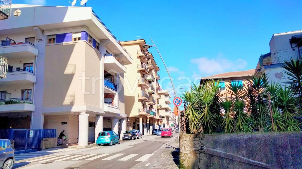 negozio in vendita a Cava de' Tirreni in zona Centro Storico / Scacciaventi