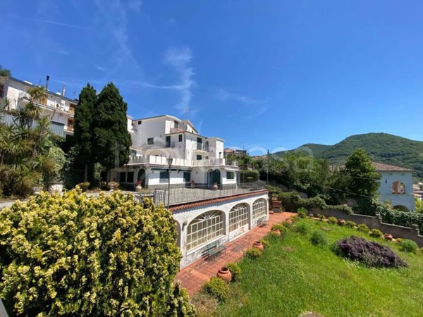 casa indipendente in vendita a Cava de' Tirreni in zona Annunziata