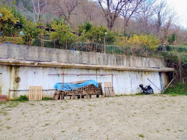 locale commerciale in vendita a Cava de' Tirreni in zona San Giuseppe al Pozzo