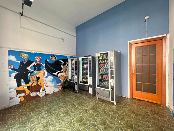 negozio in vendita a Cava de' Tirreni in zona Centro Storico / Scacciaventi