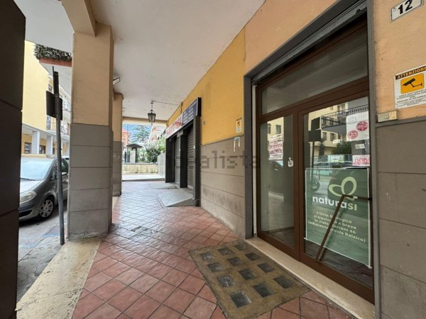 locale commerciale a Cava de' Tirreni in zona Centro Storico / Scacciaventi